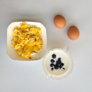 계란 스크램블과 블루베리 요거트